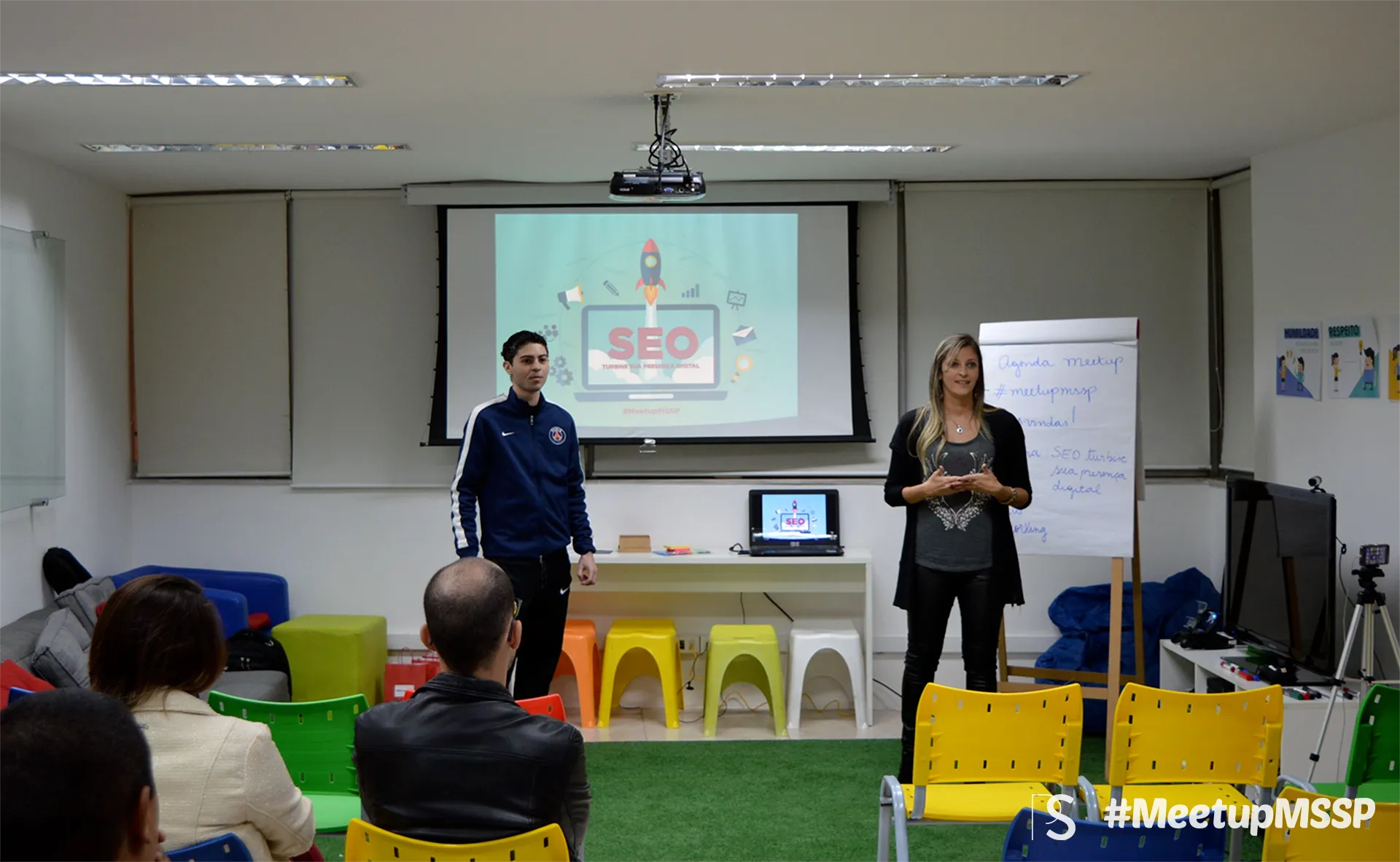 Nosso CEO Lucas Souza ao lado de Priscila Stuani durante uma das edições do Meetup de Mídias Sociais São Paulo. Foto: © Priscila Stuani. Nosso CEO Lucas Souza ao lado de Priscila Stuani durante uma das edições do Meetup de Mídias Sociais São Paulo. Foto: Priscila Stuani.